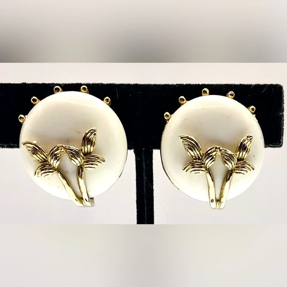 Vintage GoldTone Clip On Earrings White Round Acrylic Center Leaf Overlay Design - Picture 4 of 9